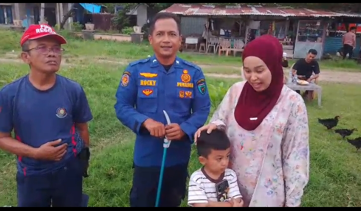 EVAKUASI HANDPHONE YANG TERJATUH DI SELA BATU DI KAWASAN CAROCOK